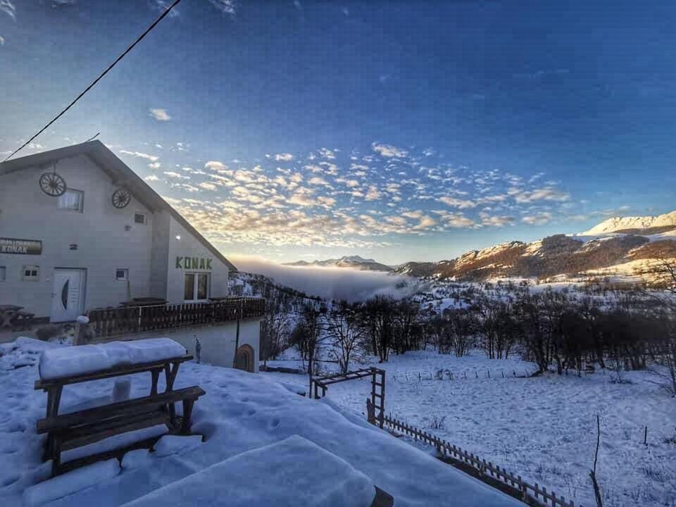 Konak Umoljani Buitenkant foto