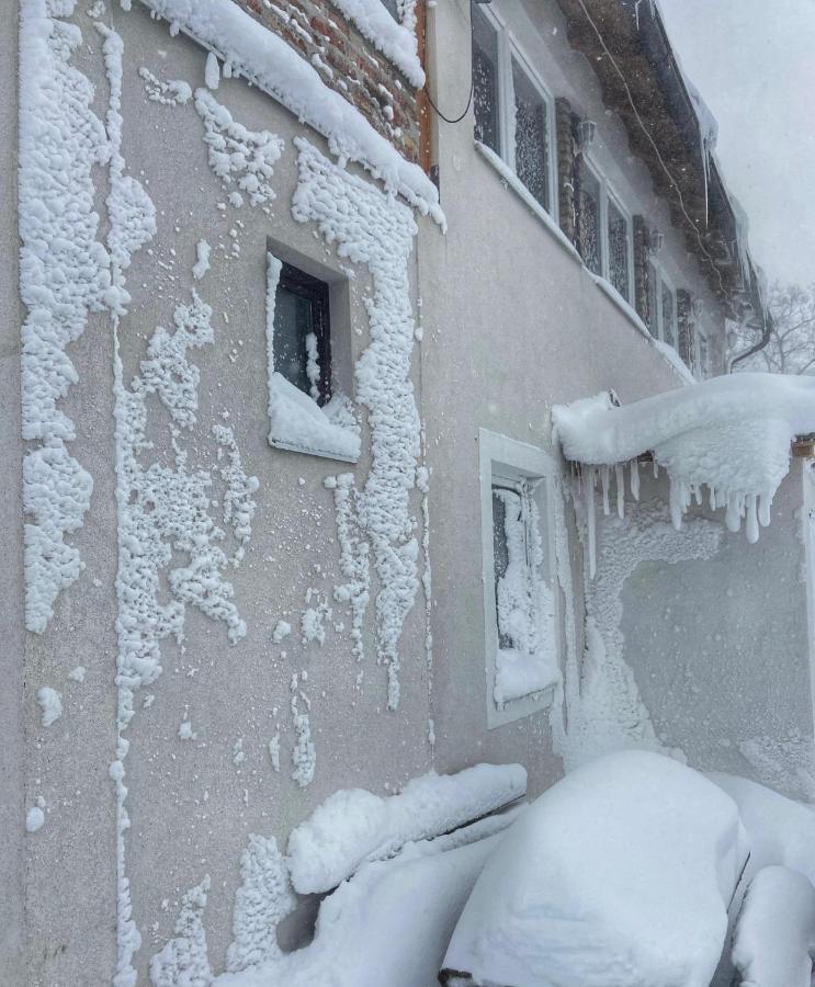 Konak Umoljani Buitenkant foto