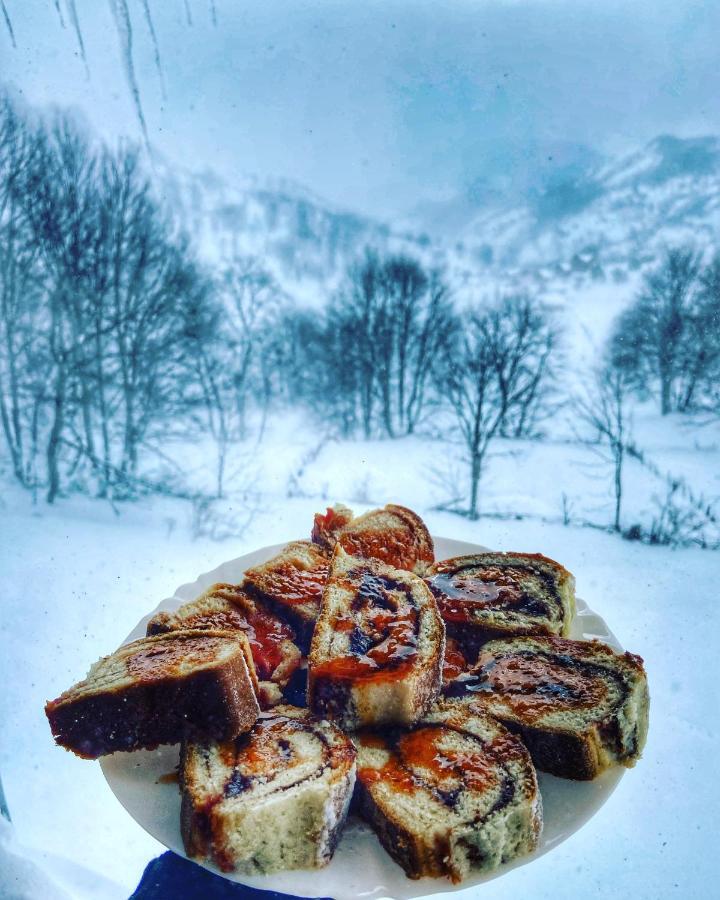Konak Umoljani Buitenkant foto