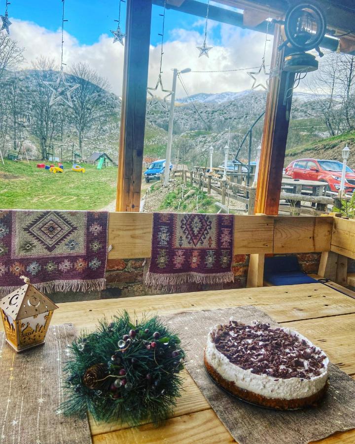 Konak Umoljani Buitenkant foto