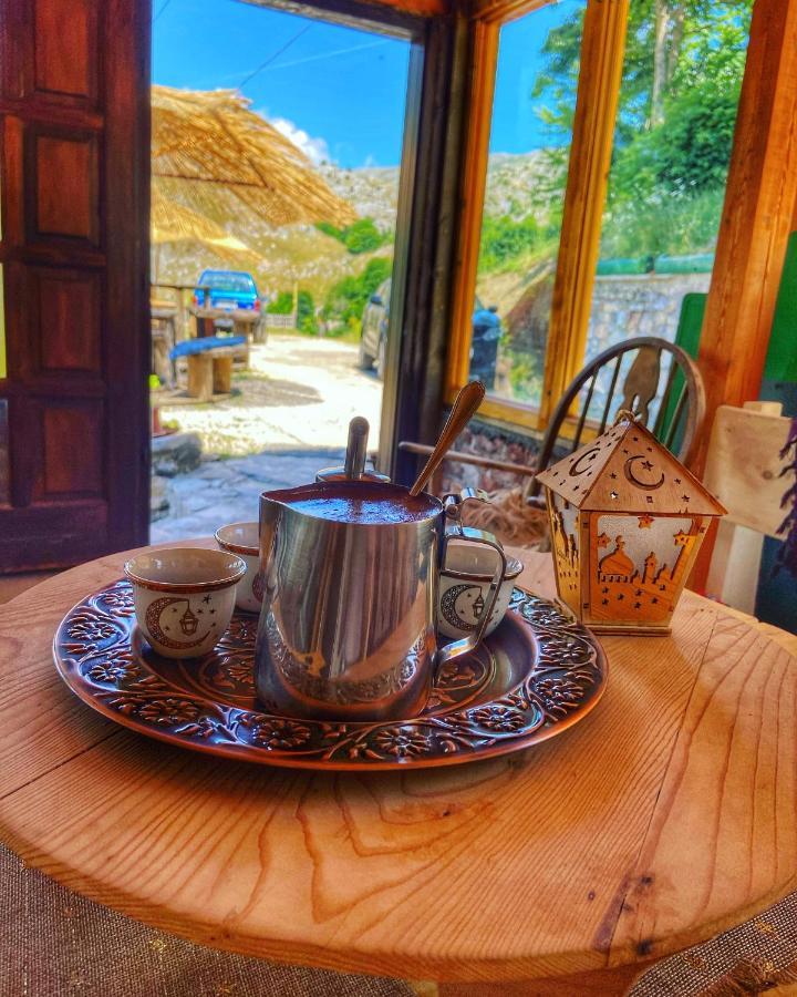 Konak Umoljani Buitenkant foto