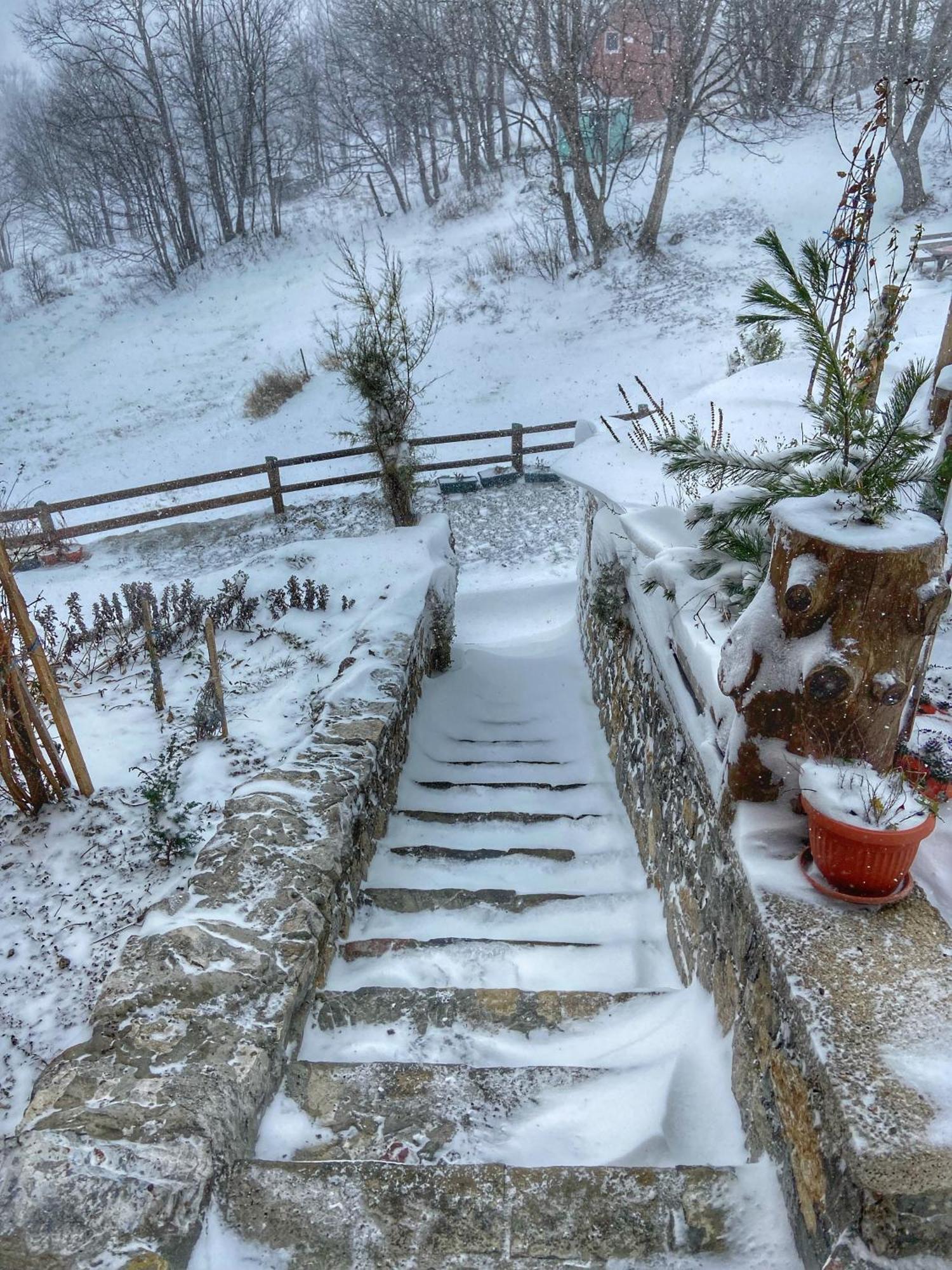 Konak Umoljani Buitenkant foto