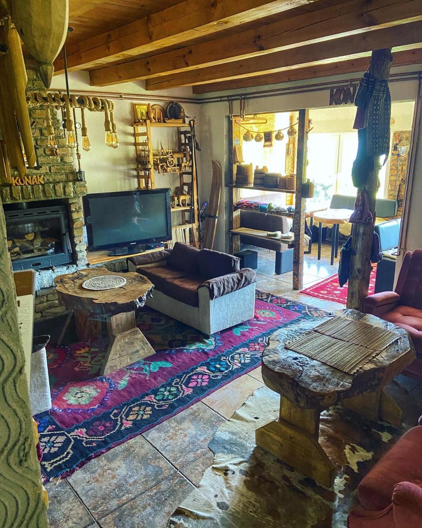 Konak Umoljani Buitenkant foto