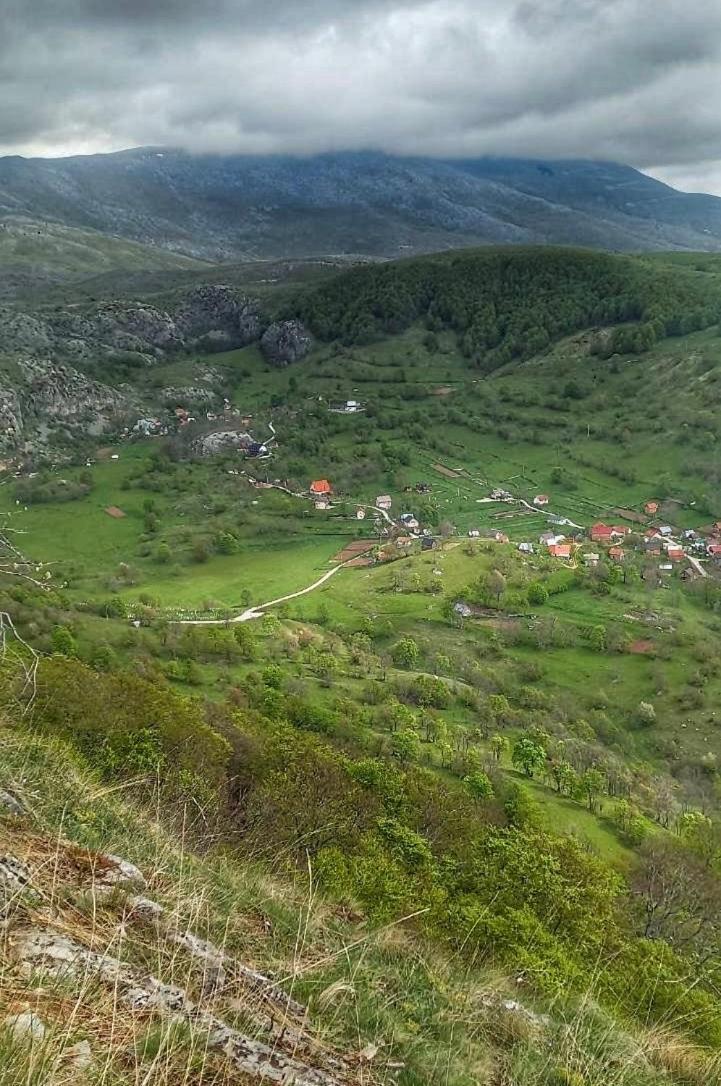 Konak Umoljani Buitenkant foto