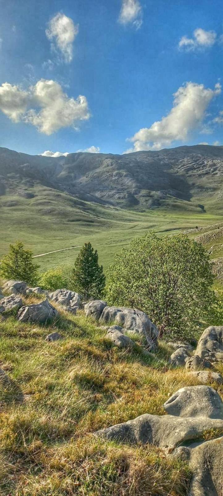 Konak Umoljani Buitenkant foto