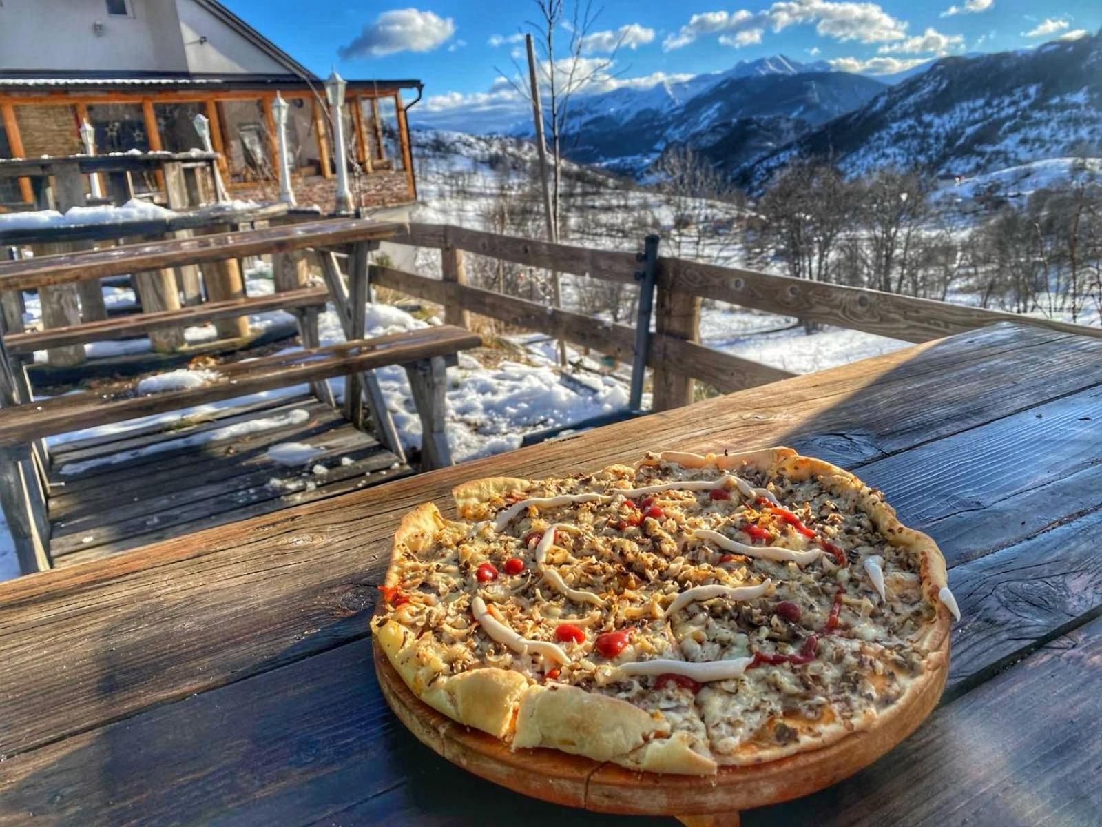 Konak Umoljani Buitenkant foto