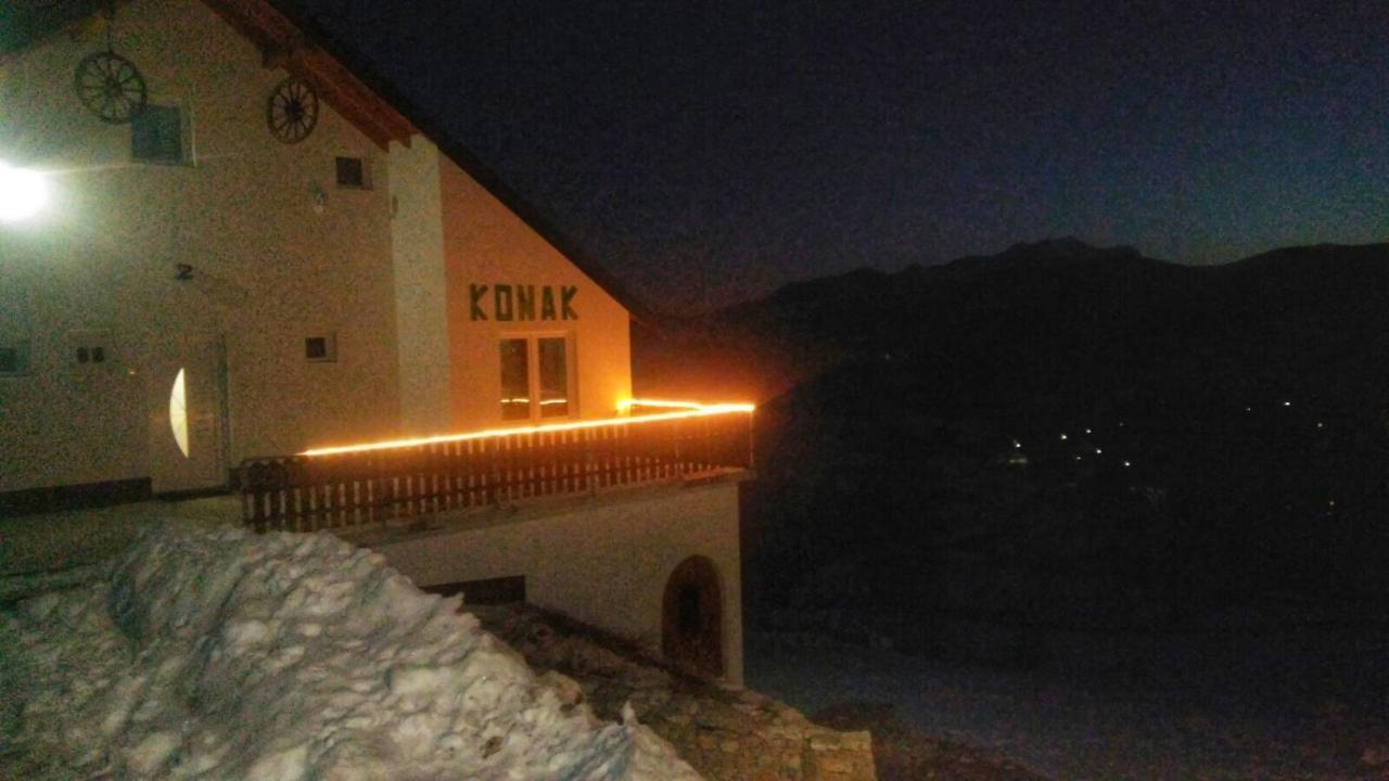 Konak Umoljani Buitenkant foto
