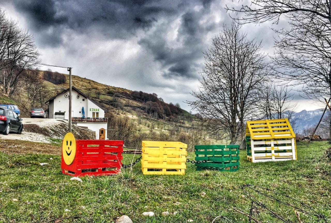 Konak Umoljani Buitenkant foto
